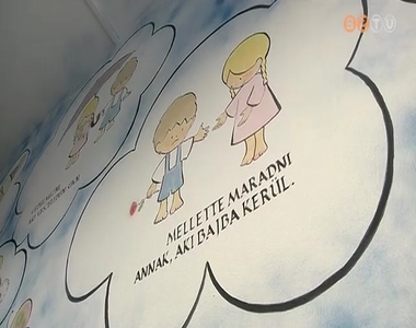 Sz�nes falrajzok a gyermekorvosi �gyeleten