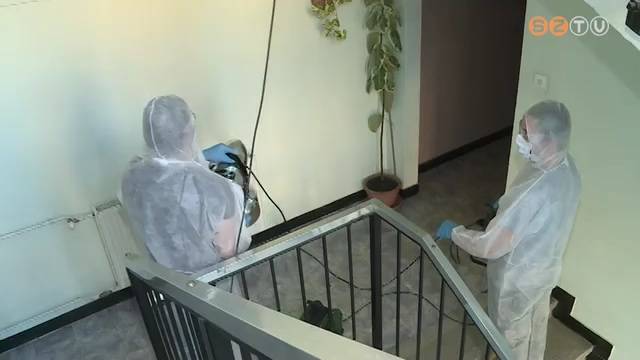 Lépcsőházat fertőtlenítettek a Derkovitson Lépcsőházat fertőtlenítettek a Derkovitson