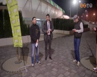 A Halad�s Sportkomplexum el�tt tartott sajt�t�j�koztat�t a Lehet M�s a Politika