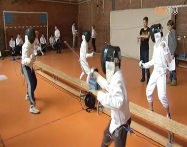 Fiatalok v�vtak a Derko-kup�n