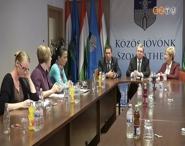 Adom�nyokat oszt az �nkorm�nyzat