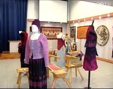 Reg�l� nemezek c�mmel ny�lt ki�ll�t�s a Lev�lt�rban