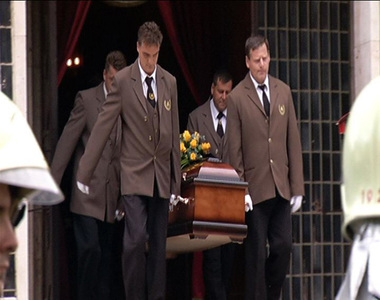 Könnyeikkel küzdő tűzoltók - utolsó útjára kísérték a Parancsnokot Könnyeikkel küzdő tűzoltók - utolsó útjára kísérték a Parancsnokot