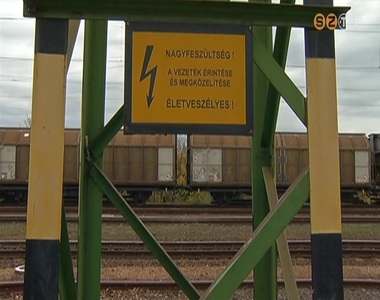 Súlyosan megsérült az a pecöli fiatal, akit 25 ezer voltos áramütés ért a vépi vasútállomáson Súlyosan megsérült az a pecöli fiatal, akit 25 ezer voltos áramütés ért a vépi vasútállomáson