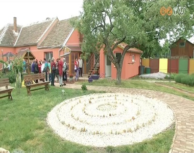 Az �lb�i kertben m�r d�san n�nek a gy�gyn�v�nyek