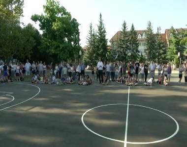 �j kos�rlabdap�lya �p�lt a Bolyai iskola udvar�n