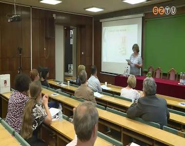 F�nybe �lt�zteti a vil�gos eget