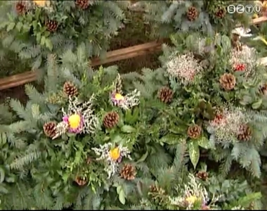 M�r rengetegen keresik fel a temet�ket