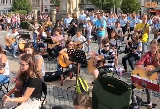 Második alkalommal állt össze a város legnagyobb zenekara a Fő téren Második alkalommal állt össze a város legnagyobb zenekara a Fő téren