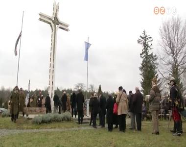 A Donn�l elesettekre eml�keztek a p�pai keresztn�l