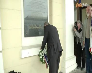 Eml�km�vet koszor�ztak a vas�t�llom�son