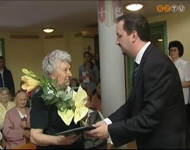 A 90 �ves N�meth Jen�n�t k�sz�nt�tte a v�ros alpolg�rmestere