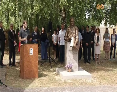 Felavatták Weöres Sándor újraöntött szobrát Csöngén Felavatták Weöres Sándor újraöntött szobrát Csöngén