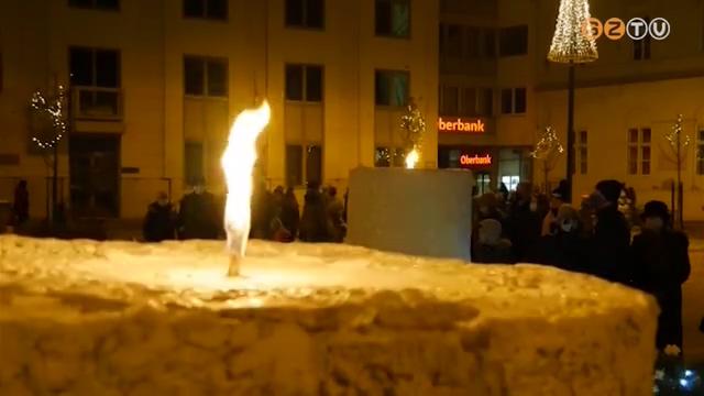 Szombaton este fellobbant a második láng is a város nagy adventi koszorúján Szombaton este fellobbant a második láng is a város nagy adventi koszorúján