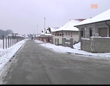 Önkormányzati cégek végzik a Parkerdő-lakóparkban is az út-és parkfenntartást Önkormányzati cégek végzik a Parkerdő-lakóparkban is az út-és parkfenntartást