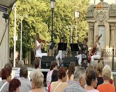 Kamarazene a F� t�ren