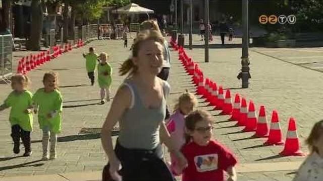 T&ouml;bb sz&aacute;z gyerek futott egy&uuml;tt a szombathelyi F&odblac; t&eacute;ren a V&aacute;rosi Di&aacute;k- &eacute;s Szabadid&odblac;sport Napon