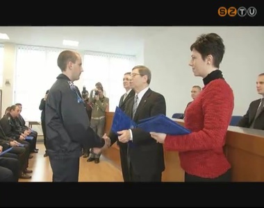 15 rend�r kapott jutalmat a tavalyi �vben v�gzett munk�ja elismer�sek�nt