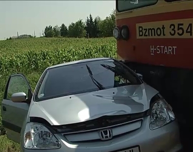 Vonat el� hajtott egy aut�