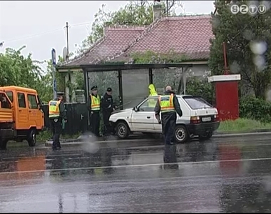 Buszmegállóba rohant az autó Buszmegállóba rohant az autó