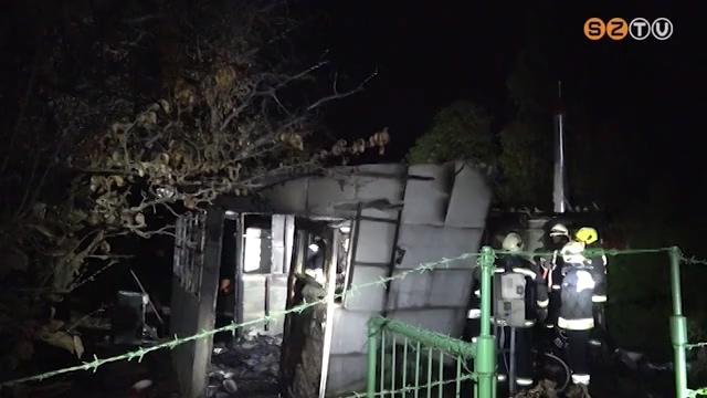 Leégett egy 25 négyzetméteres ház az egyik parkerdei kiskertben Leégett egy 25 négyzetméteres ház az egyik parkerdei kiskertben