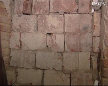 Kibontotta egy belvárosi cipészműhely falát, így jutott be egy betörő az üzletbe Kibontotta egy belvárosi cipészműhely falát, így jutott be egy betörő az üzletbe