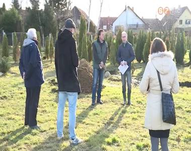 Megkezd�d�tt a her�nyi temet�t a lak��vezett�l elv�laszt� n�v�nyi v�d�s�v telep�t�se