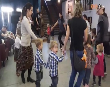 Zen�s j�tsz�h�zba v�rta a csal�dokat vas�rnap d�lel�tt az AGORA