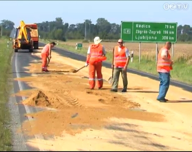 Burkolatra folyt gázolaj miatt zárták le a 86-ost Burkolatra folyt gázolaj miatt zárták le a 86-ost
