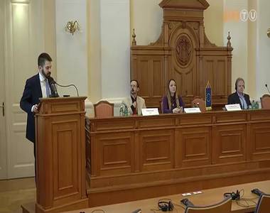 Hat�ron �tny�l� p�ly�zati lehet�s�gek