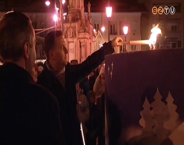 Meggyújtották az adventi koszorú második gyertyáját is a Fő téren Meggyújtották az adventi koszorú második gyertyáját is a Fő téren