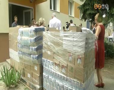 Adom�ny neh�z sors� gyerekeknek