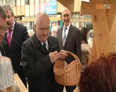 Kistermelői piac nyílt az MMIK előtti téren Kistermelői piac nyílt az MMIK előtti téren