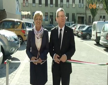 �tadt�k a fel�j�tott parkol�t a Th�k�ly �s Kossuth utc�k k�z�tti �tj�r�ban