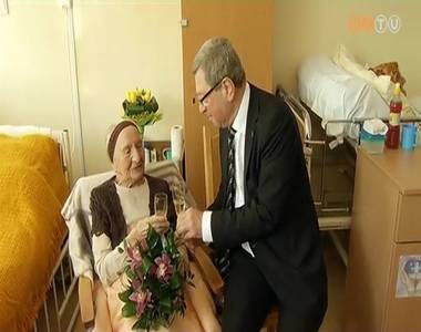 A 102 �ves Fekete Lajosn�  k�sz�nt�se