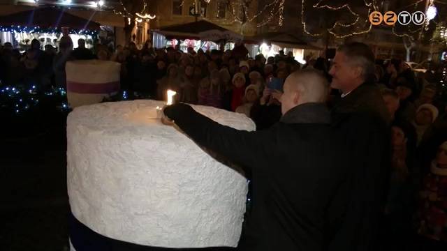 Horv�th Soma alpolg�rmester gy�jtotta meg a m�sodik adventi gyerty�t