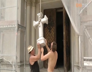 Visszakerlt a kereszt az evanglikus templom tornyra