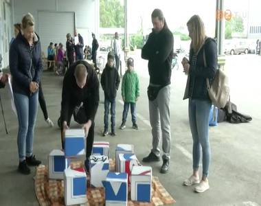 K�zlekedik a csal�d