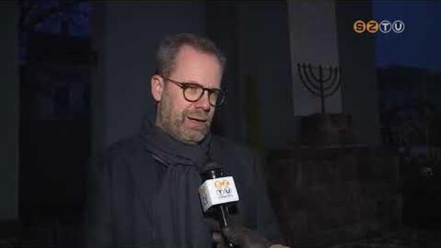 K�z�s hanukai gyertyagy�jt�s �s eml�kk�-avat�s a holokauszt �ldozatainak tisztelet�re