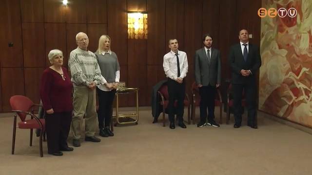 Hatan tettek �j �llampolg�rs�gi esk�t a V�rosh�z�n