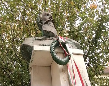 Megkoszor�zt�k gr�f Batthy�ny Lajos minisztereln�k szobr�t