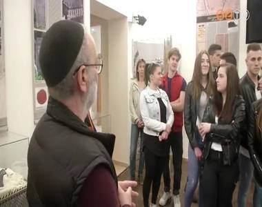 A Szombathelyi Zsid� K�z�ss�g di�koknak mutatta be a zsid�s�g t�rt�nelm�t