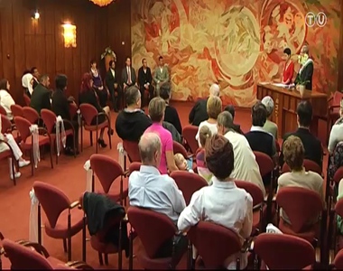 Tizen tettek �llampolg�rs�gi esk�t a v�rosh�z�n