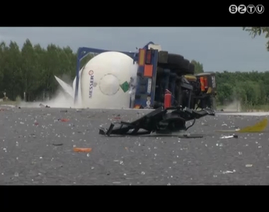 Árokba borult egy szén-dioxidot szállító tartálykocsi a 86-os főúton Árokba borult egy szén-dioxidot szállító tartálykocsi a 86-os főúton