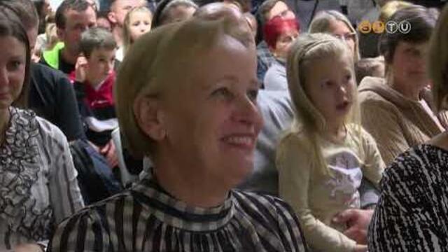 13. alkalommal tartott kar�csonyi adom�nyoz�st a KISZ Lak�telep�rt Egyes�let