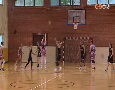 Itthon fejezt�k be a bajnoks�got a SZOESE n�i kosarasai