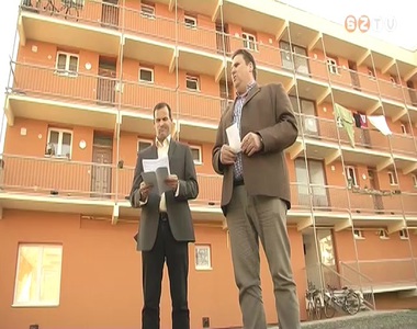 Sajt�t�j�koztat�t tartott a Jobbik az �perint u. 18. sz�m alatti t�rsash�z el�tt