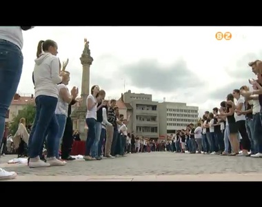 Több száz fiatal táncolt a város főterén Johann Strauss Denevérének zenéjére Több száz fiatal táncolt a város főterén Johann Strauss Denevérének zenéjére