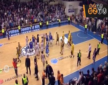 Szoros meccsen Falco veres�g Feh�rv�ron