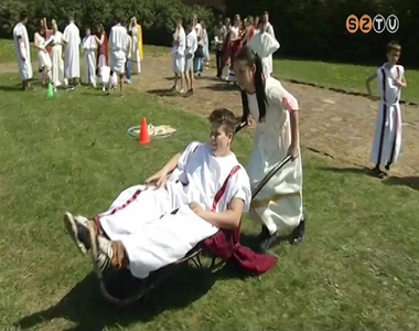 Megtartott�k a ny�ri di�kkarnev�l f�pr�b�j�t a Ferences-kertben